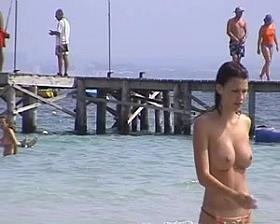 preciosa chica en la playa