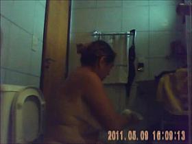 Empregada no banheiro