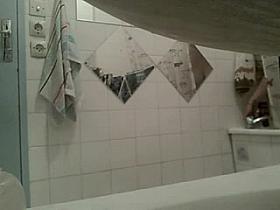 mature dans la salle de bain