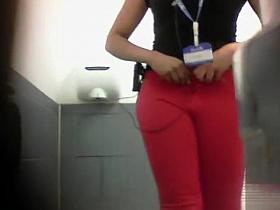 Ebony babe filmed in secret when in the toilet