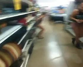 le levanta la falda su amiga en la uenda y no traia calzones