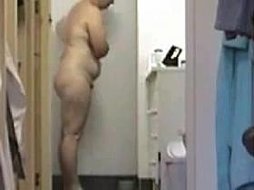 Chubby mature wife taking a shower spy video