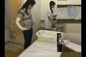 Massage hidden camera filmed a slut giving handjob