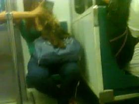 Gordita sabrosa y bonita en el metro