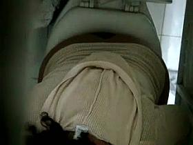 Espiando a la chica de la tanga Roja