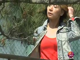 Public sharking video showing an adorable Japanese gal