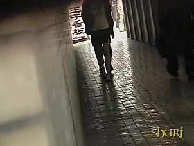 Hot babe got shuri sharked inside of a pedestrian passage