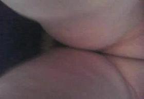 sous sa jupe!sans culotte.la salope