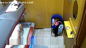 Abonniert 260 Hot Horny Girl masturbates in Public Solarium