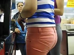 paseo por la calle calzas grises 3