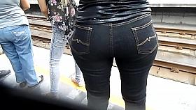 Candid booty MILF (jeans) - Culote de la Dama de Negro
