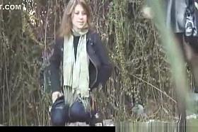 Drunk babe peeing outdoor