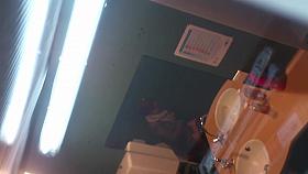 dans les toilettes 3