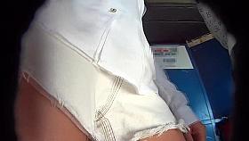 Debaixo do shortinho branco