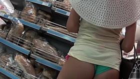 Hot bombshell in a huge white hat reveals her firm buttocks