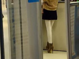 Bombshell waits for her rich boyfriend