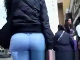 Round Booty in Jeans