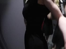 Elle suce dans la cabine dessayage