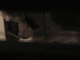 borrachas meando a la salida de una disco