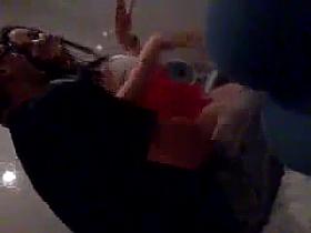 PROFESSOR COMENDO A ALUNA