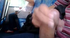 Punheta no onibus do lado da ceguinha de oculos