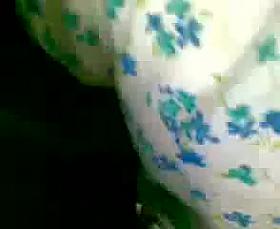 Arrimon a nena en vestido.