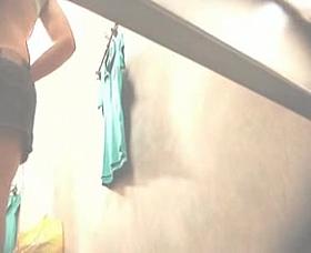 las espian en los vestidores