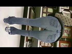 DE NALGAS EN LA TIENDA COMERCIAL