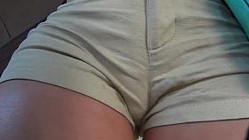 Shortinho bege socadinho na novinha deliciosa