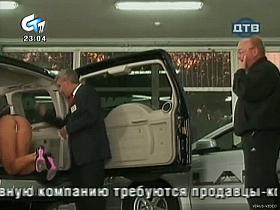 She is cleaning a car while showing her ass and panties