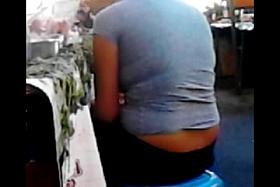 Nalgona En Mallas Negras Sentada