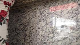 Loirinha no caixa do estacionamento