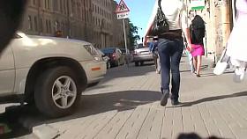 Cute blonde babe with hot ass in candid street jeans