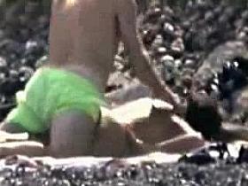 Beach voyeur video: girl giving a blow job