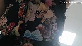 Questa giovane mamma italiana va a fare la spesa in negozio e si prova alcuni vestiti ma poi non resiste e si mette il suo vibratore nel culo