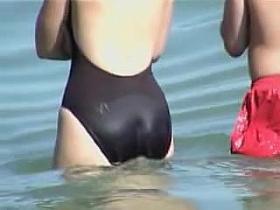 Girl in wet swimsuit staying back to the candid voyeur cam 06g