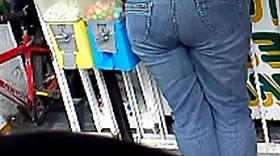 Una nalgona en la tortilleria