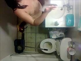 Slut shaves her cunt before attending the gangbang