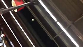 Upskirt petite blonde au super marcher 4