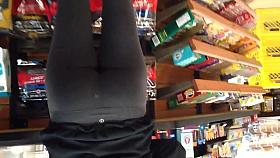 Candid ass in tight leggings