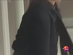 Amateur skirt sharking reveals that she has no panties on