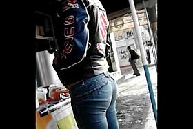 Nalgona En Jeans Ajustados