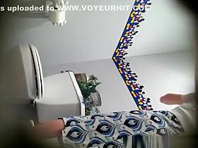 House guest spied by house owner taking a pee