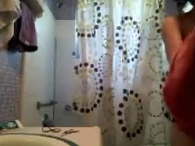 Sister doesn't know shower is spied