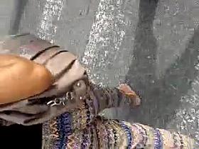 Atravessando a rua com pano no rabo