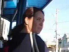 Coroa Bunduda sentada no banco