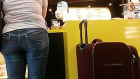 Thick milf ass in jeans !!