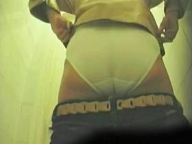 The amateur female pissing on toilet has hot big booty