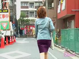 Asian lady got her ass out on the street by a street shark