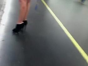 Leggy hottie stalked to the train